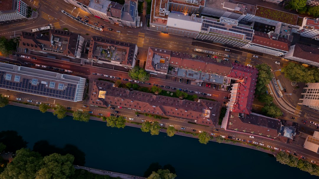 European city and commercial market context